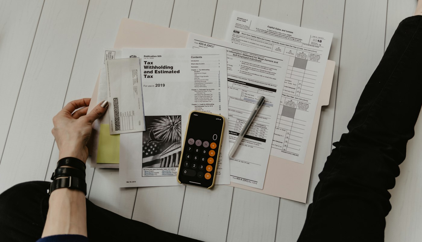 Papeles, formularios y una calculadora sobre una mesa: el trámite que no alcanza para dar confianza.